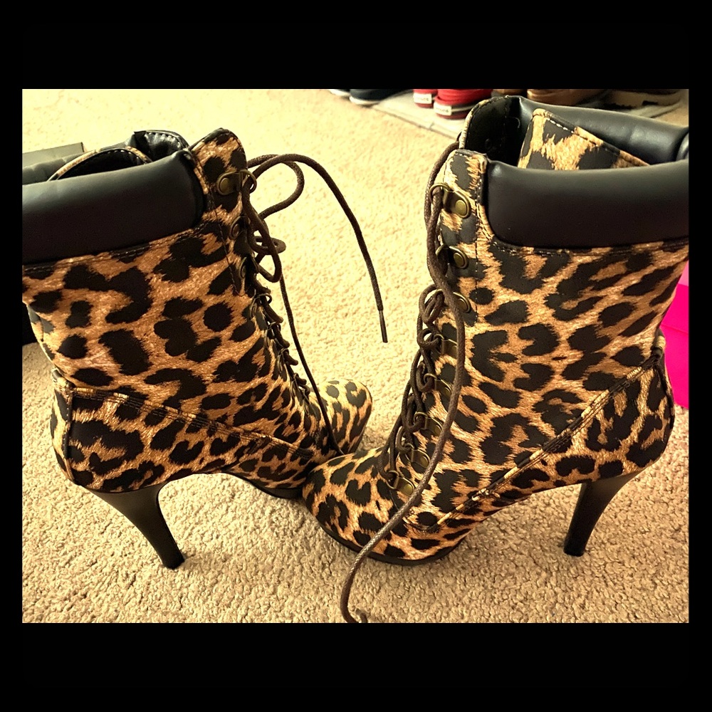Stylish leopard booties in US size 6